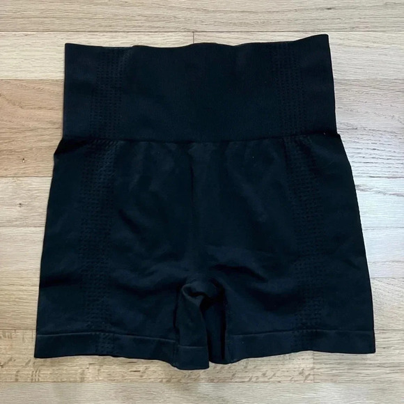 Black Booty contour Compression Workout Shorts Size M - Picture 1 of 5